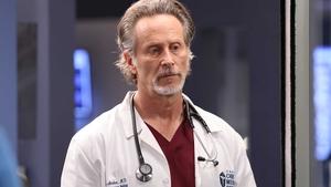 Chicago Med Kwiatek do kożucha